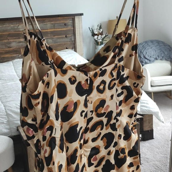 🆕 Silky Leopard print dress - Picture 6 of 13
